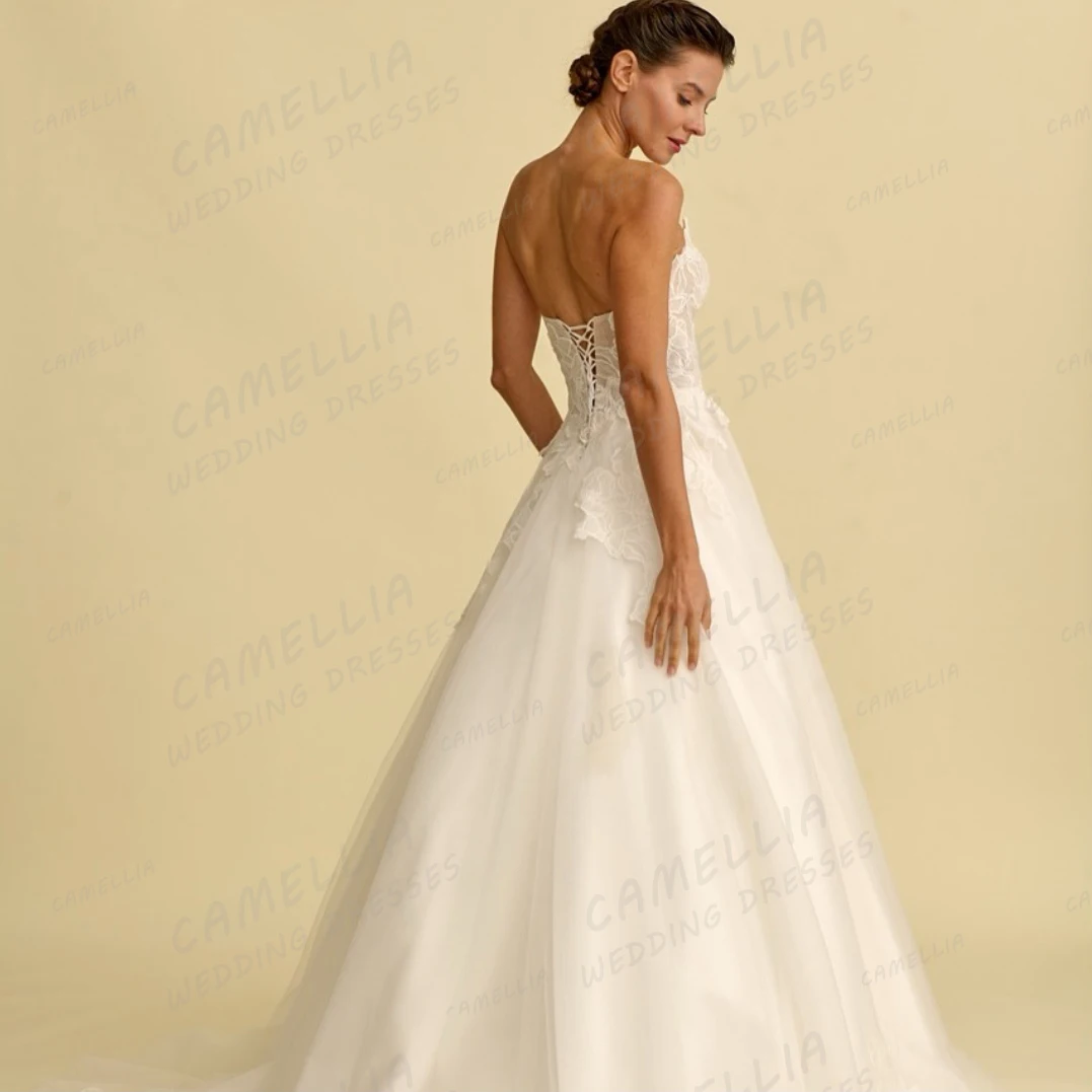 ชุดแต่งงานเรียบง่ายทรงเอไลน์สำหรับผู้หญิง ดีไซน์เซ็กซี่แบบคอวี แขนกุด เปิดหลัง ผ้าทูลล์ ชุดเจ้าสาวแบบสั่งตัด ปี 2026