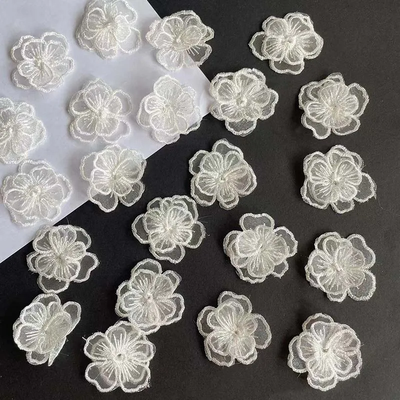 16PCS/4CM Białe, złote kwiaty 3d Haftowane naszywki na naszywki, Organza Odzież Róża Koronkowa aplikacja do szycia, Dekoracja sukienek