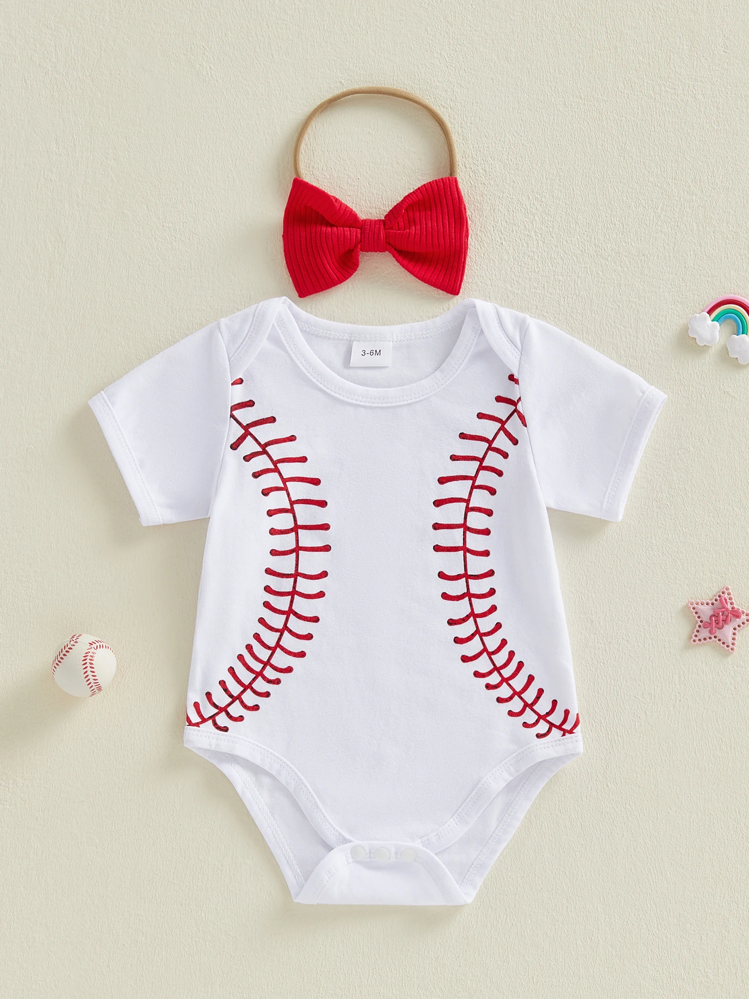 

Очаровательный комплект из двух предметов для маленьких девочек с милым бейсбольным комбинезоном с короткими рукавами и подходящей повязкой на голову с бантом для комфорта