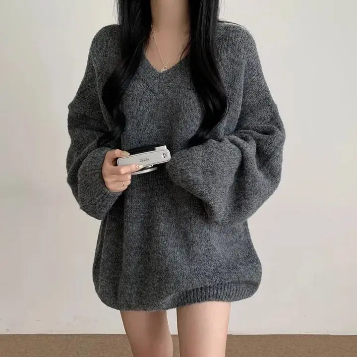เสื้อสเวตเตอร์คอวีทรงหลวมยาวปานกลาง สไตล์เก๋ไก๋สำหรับผู้หญิง แฟชั่นเสื้อถักหลวมๆ สำหรับฤดูใบไม้ผลิ ฤดูใบไม้ร่วง ฤดูหนาว ผลิตจากเส้นใยโพลีเอสเตอร์