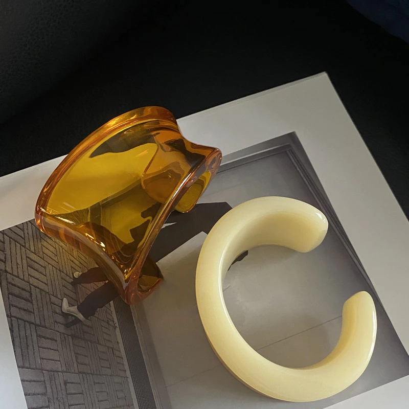 

2026 Модный известный дизайнерский бренд, акриловый большой широкий браслет для женщин, Европа, Америка, роскошные ювелирные тенденции