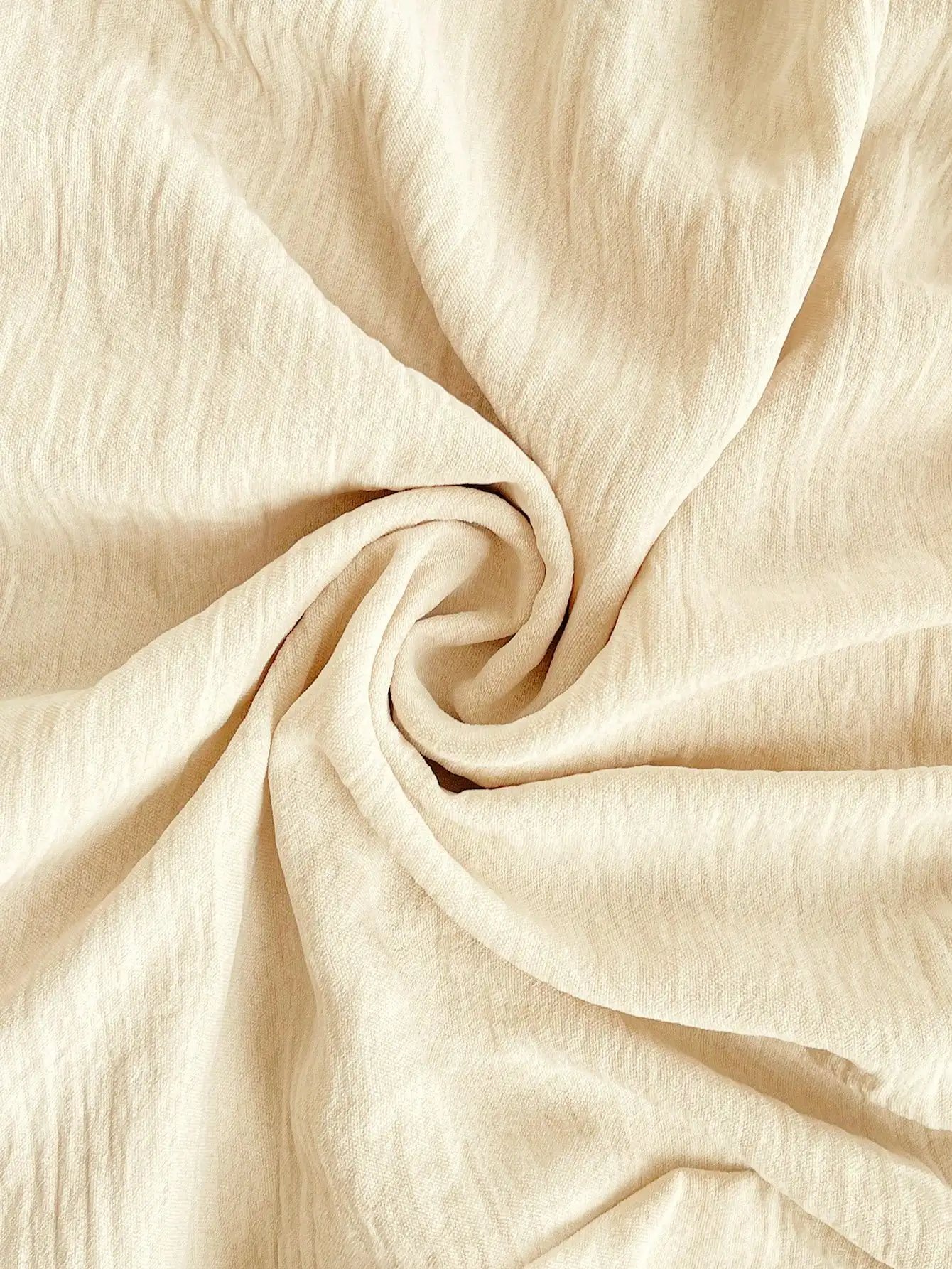 

Светло-желтый комплект из топа с вырезом халтер и пышной юбки с оборками