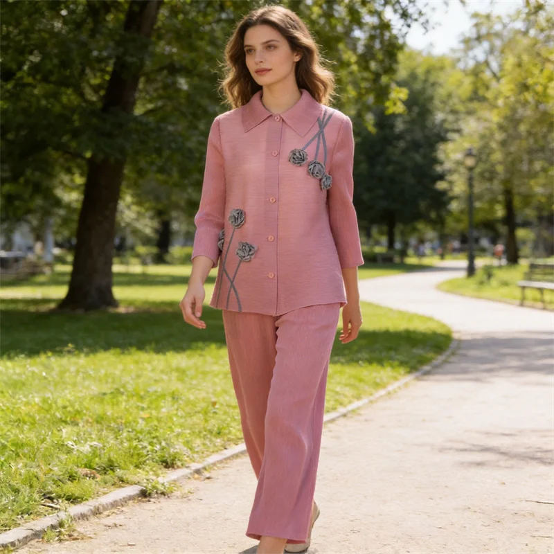 

Костюм с плиссированными брюками Miyake для женщин 2026: Элитный модный комплект из кардигана с цветочным принтом и отложным воротником + брюк с высокой талией и широкими штанинами, состоящий из двух предметов