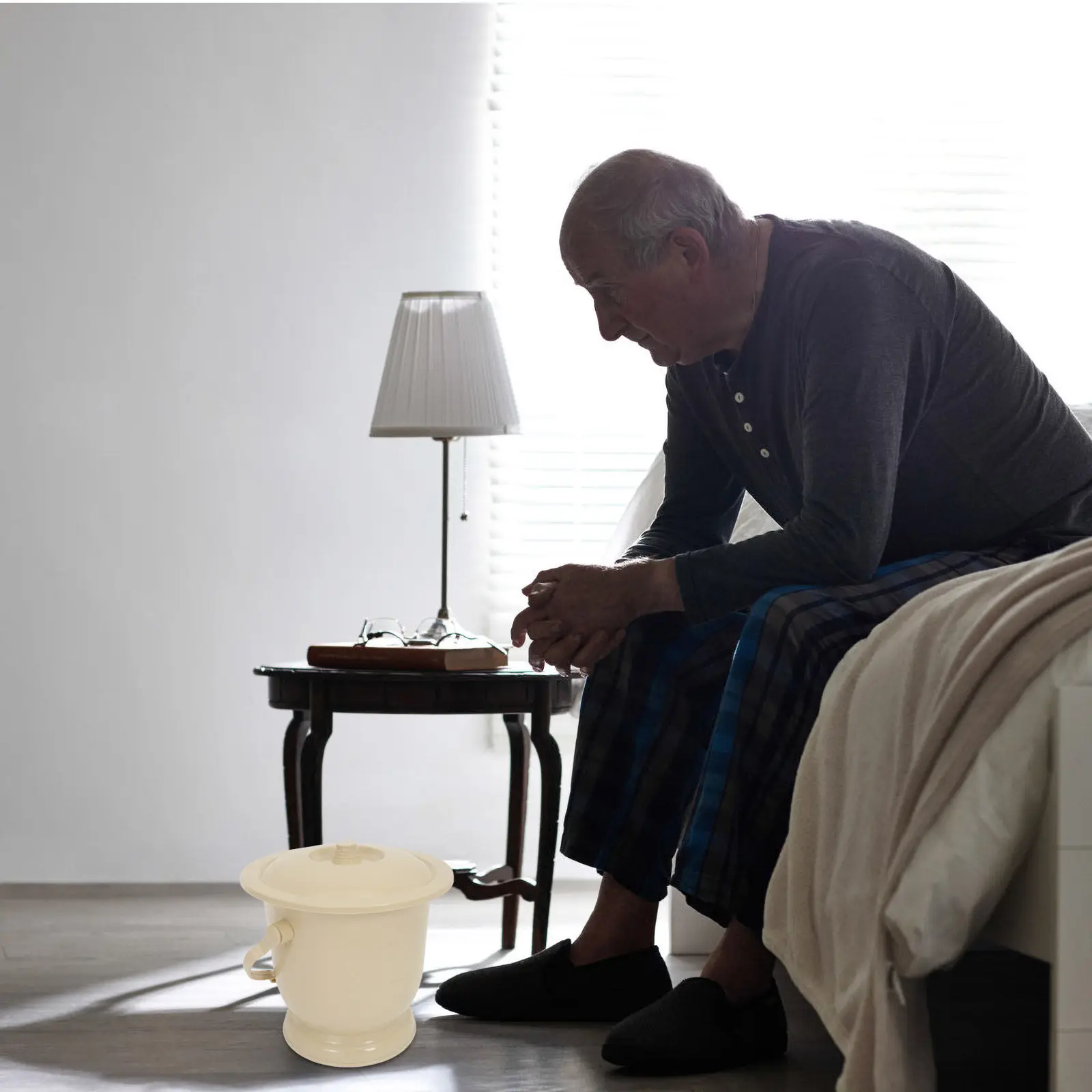 

Portable Plastic Chamber Pot Urinal Pot with Lid Handle Suitable for Pregnant Women Men Kids Elderly Bedside Use Spillproof