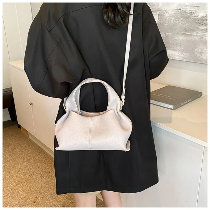 Mini-Halbmond-Umhängetasche, kompakt & stilvoll mit Wildleder-Finish und Bärenmotiv, kleine Kapazität für alltägliche Freizeitaktivitäten & Arbeit – Detail 23