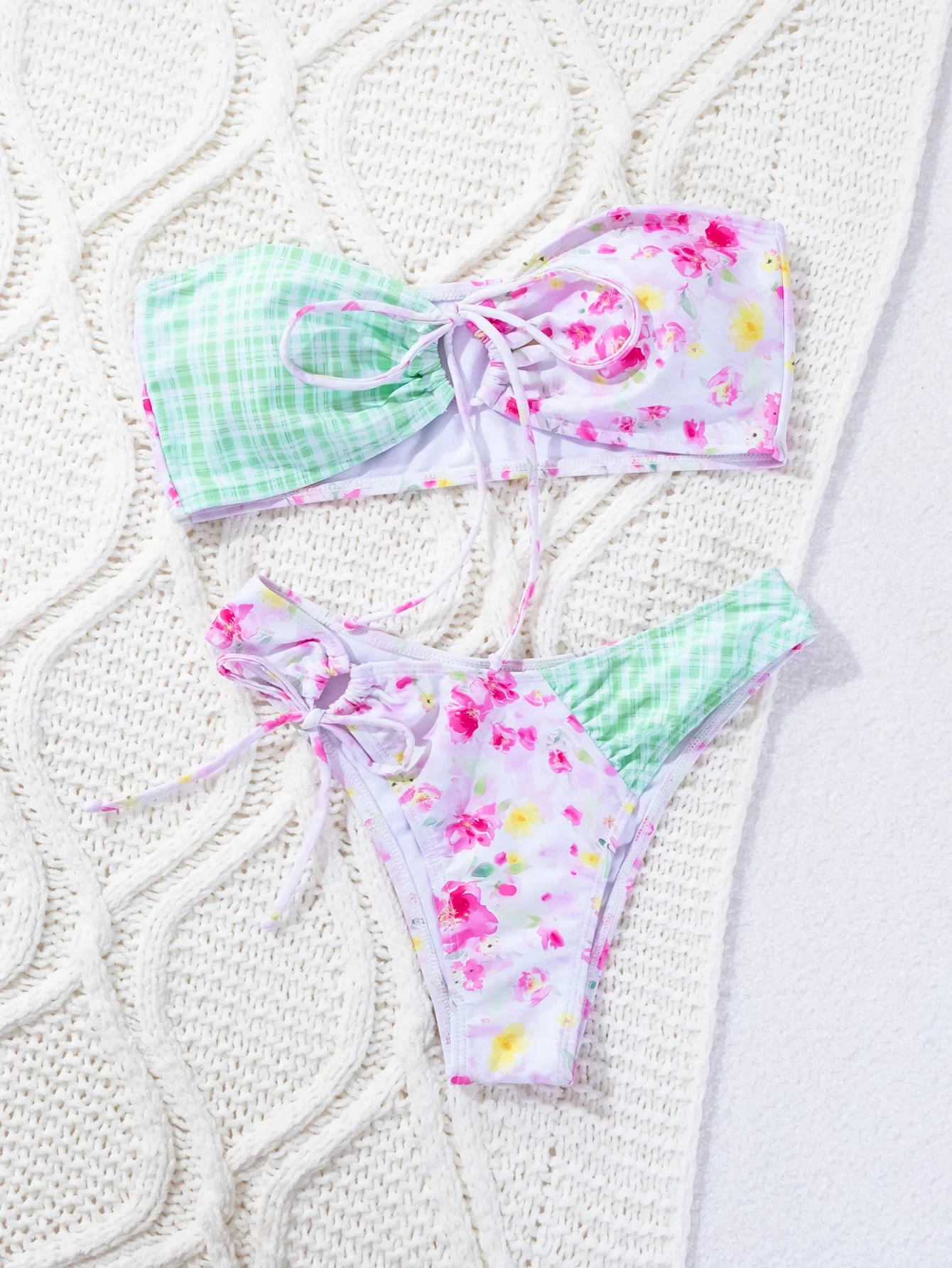 Costume da bagno a due pezzi con stampa floreale per donna Estate nuovo bikini senza spalline senza schienale Set vacanza al mare con scollo a V costumi da bagno senza schienale 2024