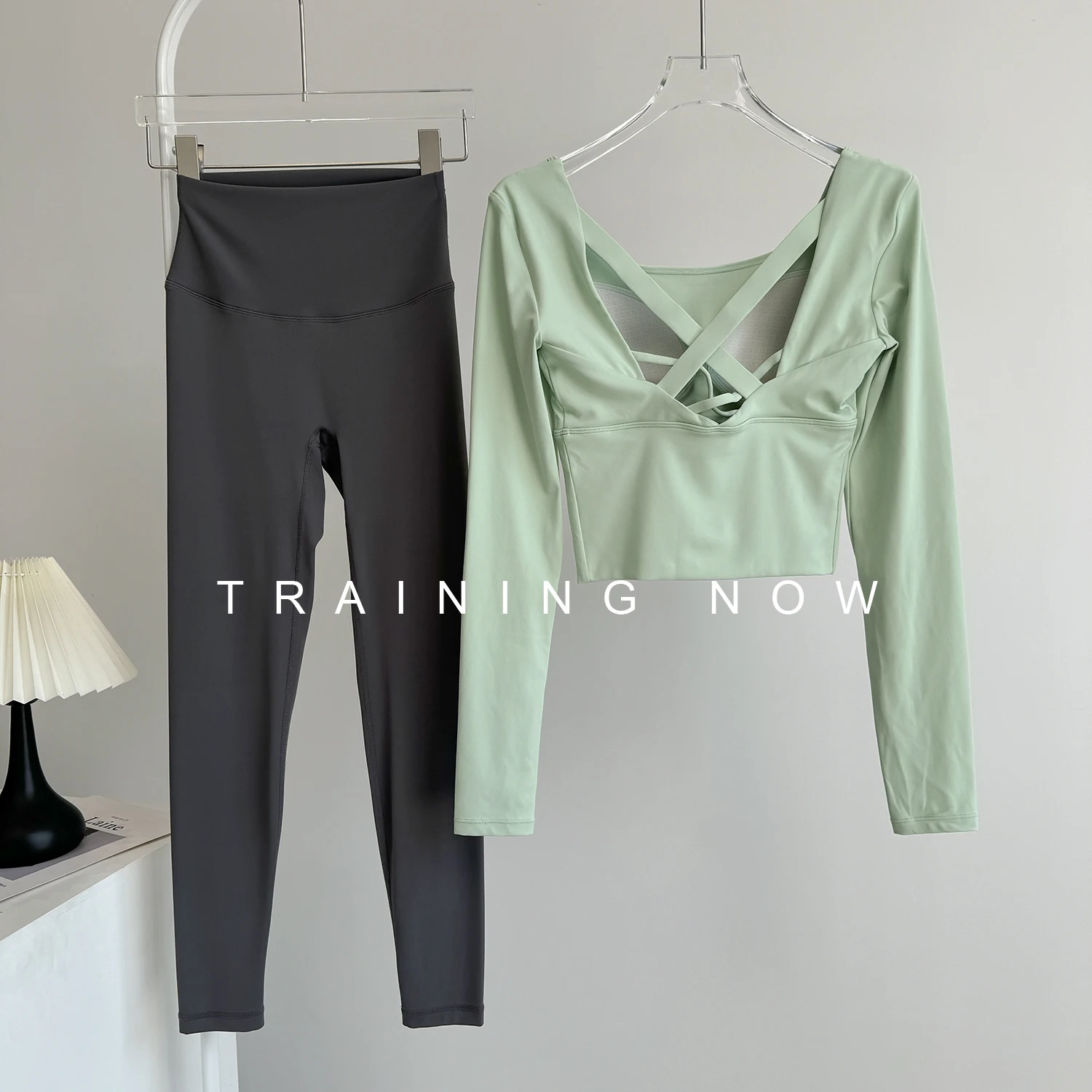 

Fitness suit for women in autumn beautiful and high-end Pilates training clothes new all-in-one chest pad long-sleeved yoga