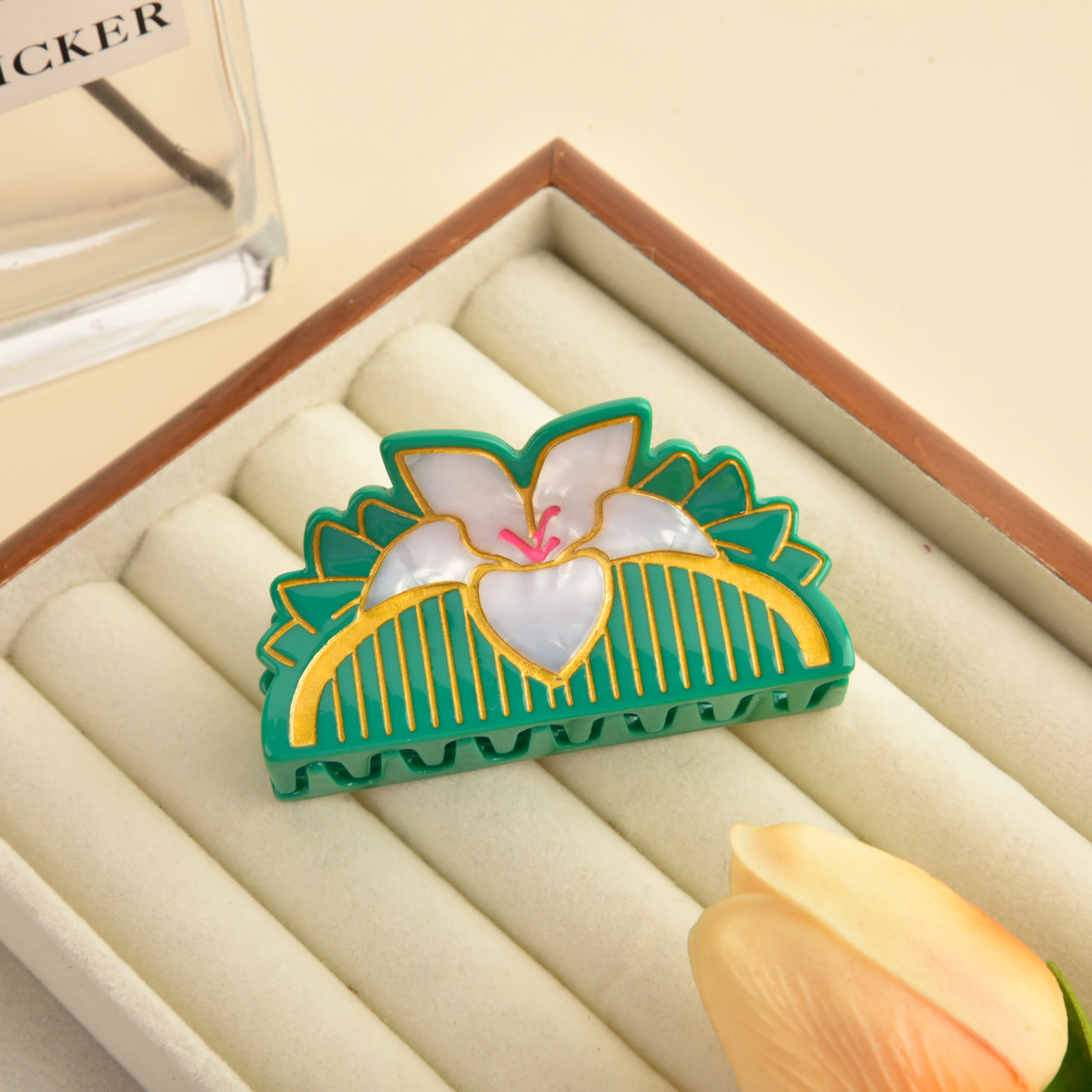 DS New Style Sweet Green Lily Acetate Hair Claw Light Luxury Flower Claw Clips Crab Hair Clips for Women Girls Hair Accessories