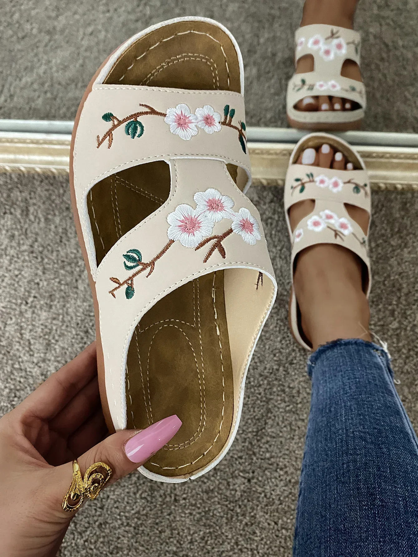 

Women's Casual Slippers Fashion Hollow Flowers Wedge Sandals Outdoor Embroidered Platform Comfortable Beach Shoes Chinelo Nuvem