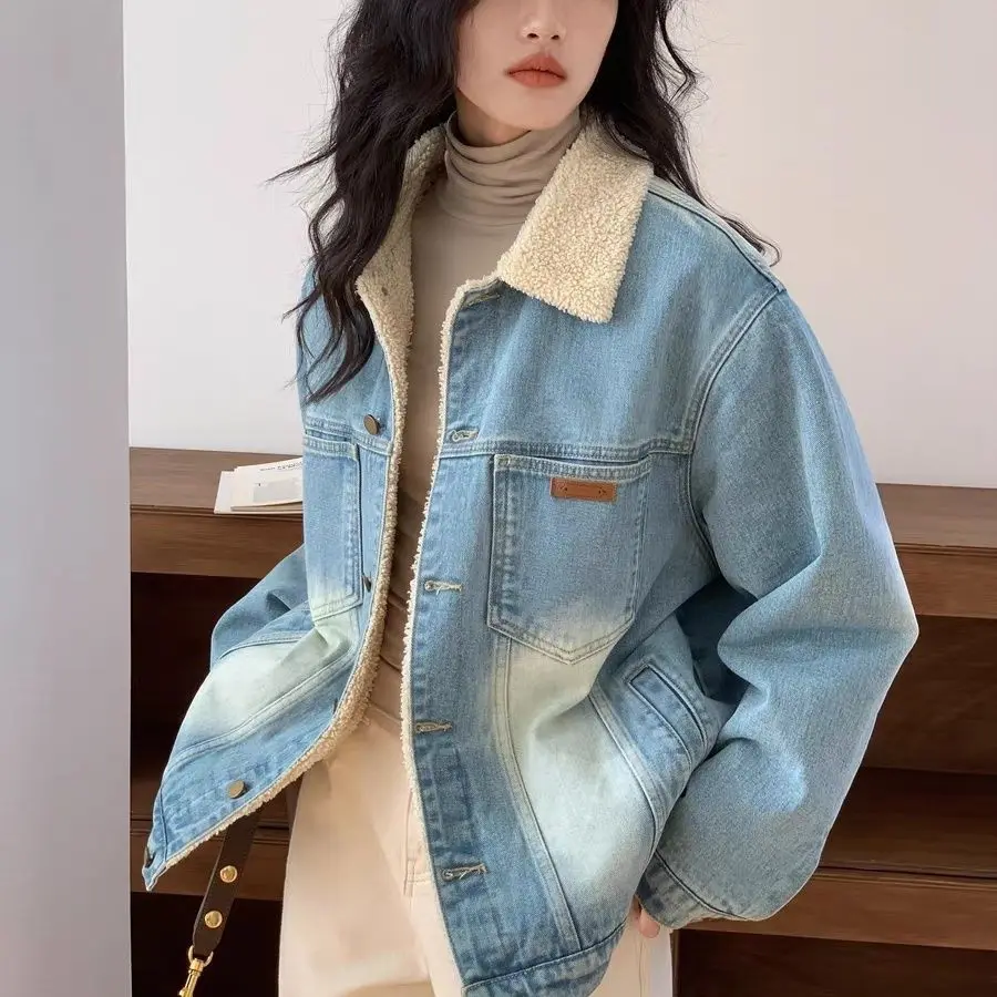 

Джинсовое пальто с леопардовым мехом, плюшевое женское осеннее облегающее пальто против морщин с воротником-стойкой в консервативном стиле, повседневные пушистые пуговицы на кнопках Femme