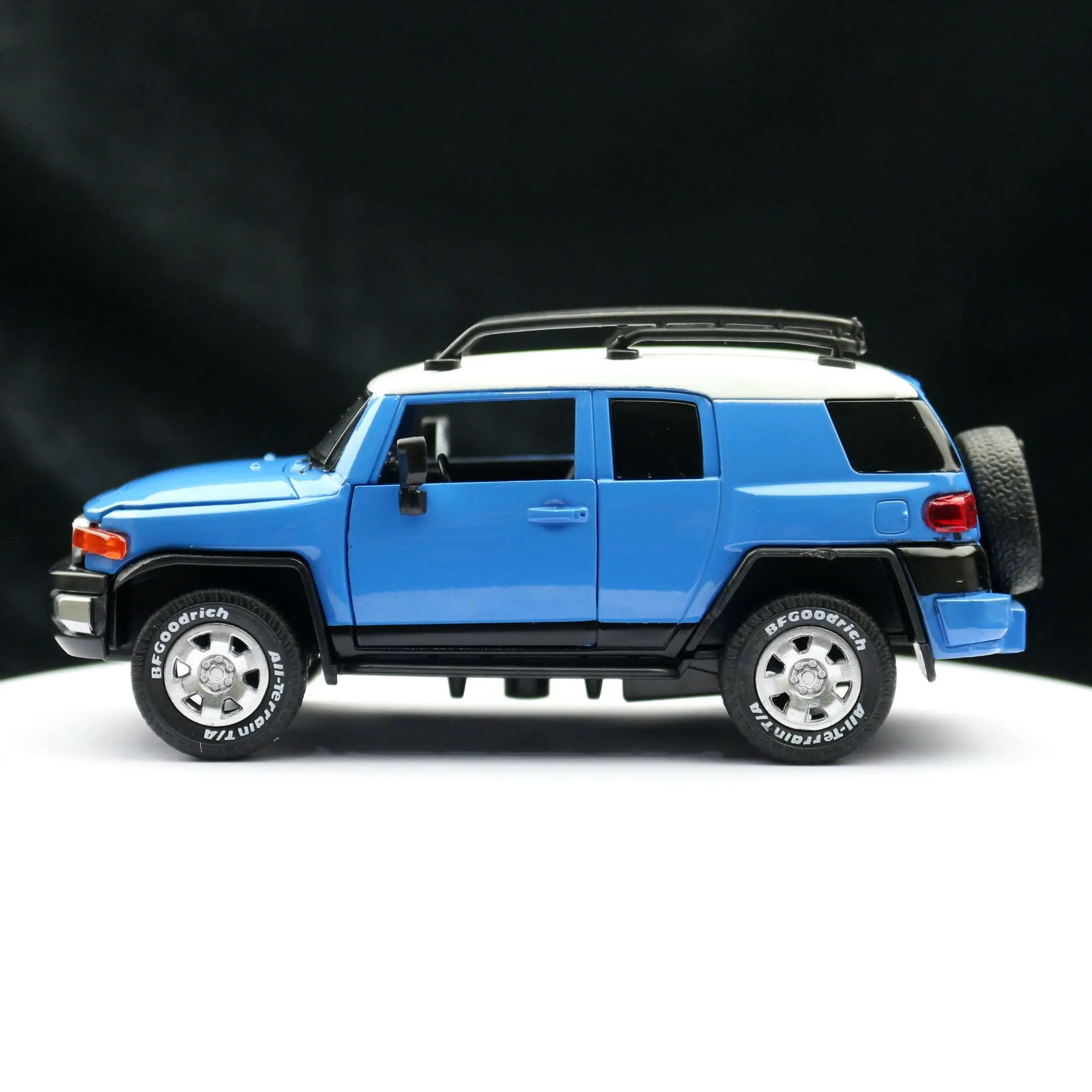 1/32 TOYOTA Cruiser FJ Toy Car Model Diecast Alloy SUV Off Road Collection Pull Back Sound & Light Gift For Children Kid Boys