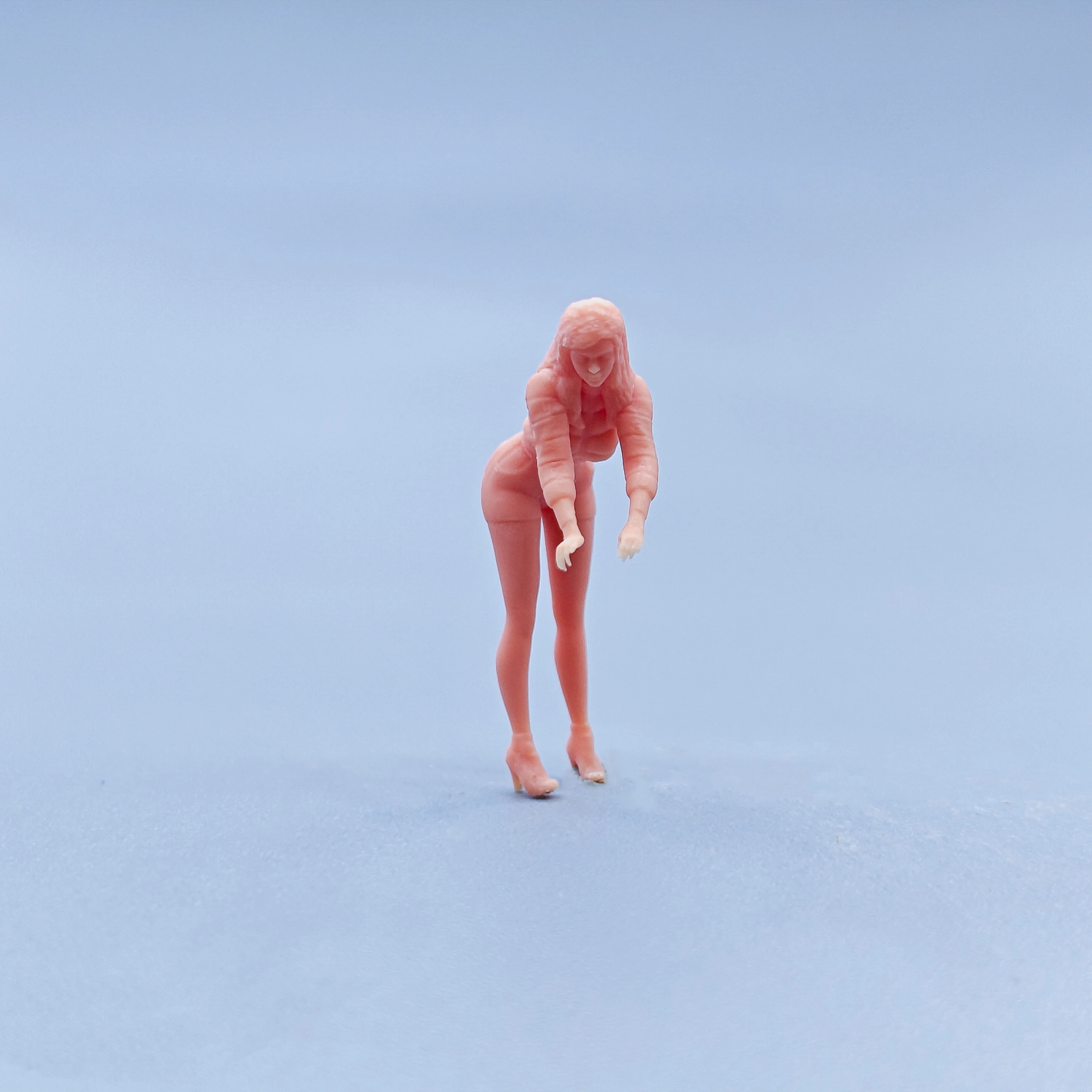 1/64-Figuren, Maßstab: Modell aus Kunstharz, Das Mädchen biegt sich hin, um Dinge aufzuwischen, unbemalte Miniaturen, Diorama, handbemalt, D731