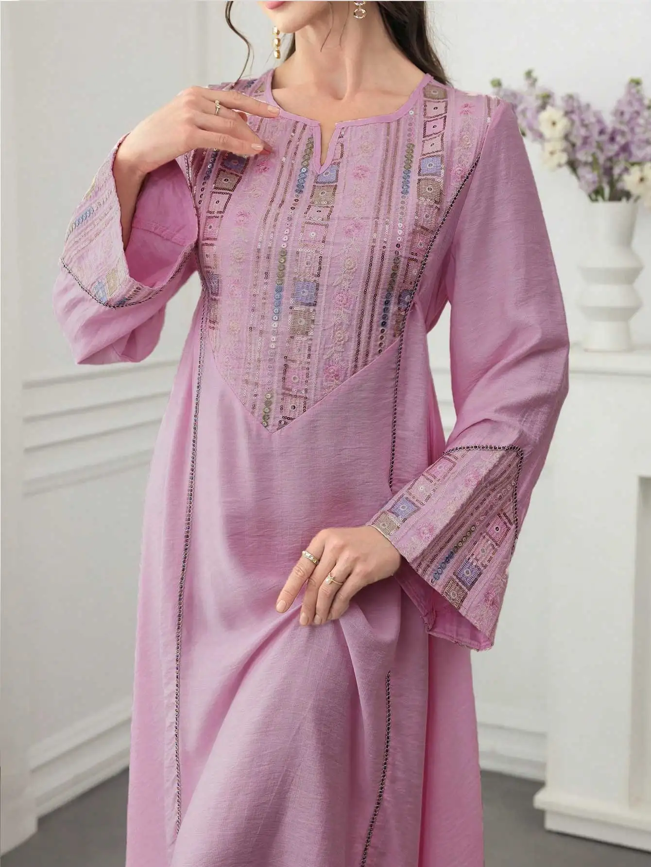 

Новая светло-фиолетовая мусульманская Абая с нежной вышивкой, детализация на вырезе и рукавах, идеально подходит для полуформальных социальных сетей на Ближнем Востоке