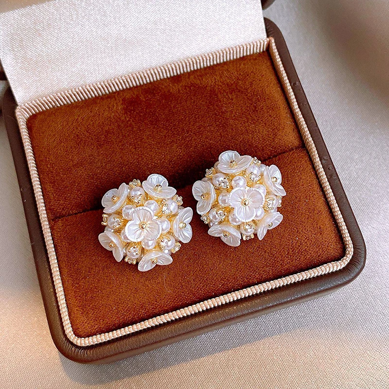Französische Imitationsperlen-Ohrstecker mit Weißem Blumencluster 2026 Trendiger Schmuck Süßes und Elegantes Accessoire für Frauen – Detail 10
