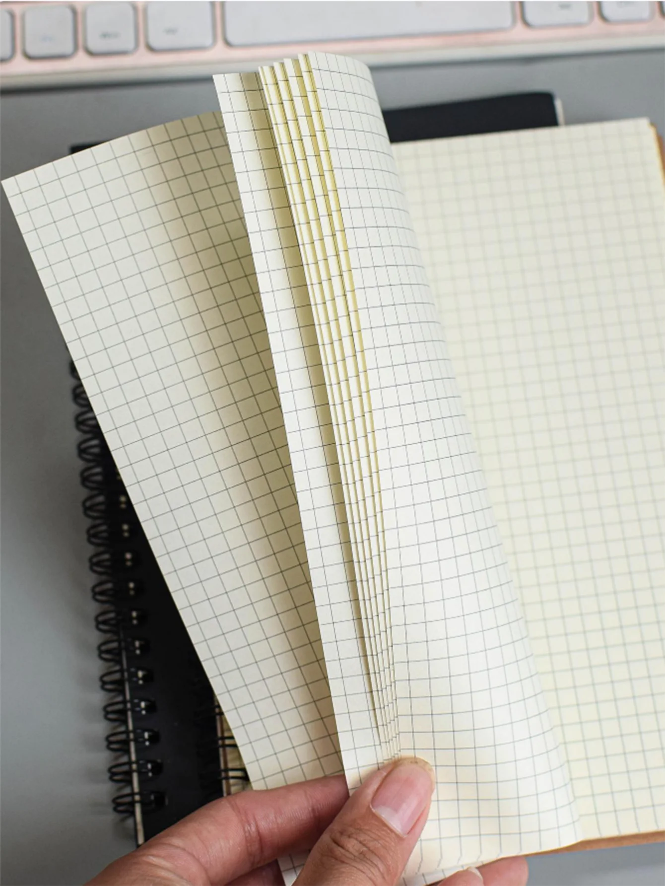 Schwarzes Spiral-Notizbuch mit weichem Einband, Rasterseiten, kreatives multifunktionales Schulbriefpapier, ideales Geschenk für Studenten – Detail 5