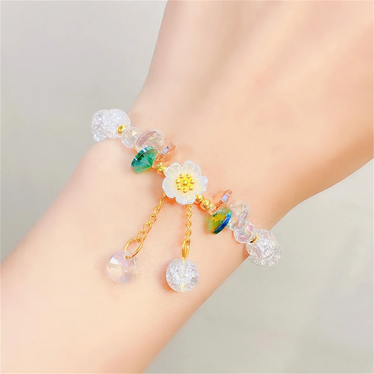 Elegant Fashion Flower Crystal Beaded Bracelets For Women Charm Shell Daisy Floral Beads Tassel Elastic Bracelet Jewelry Gifts