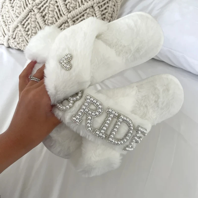 

Белые тапочки для невесты, удобные персонализированные тапочки для свадьбы, девичника, подарок подружке невесты, свадебный подарок, тапочки для девичника, принадлежности