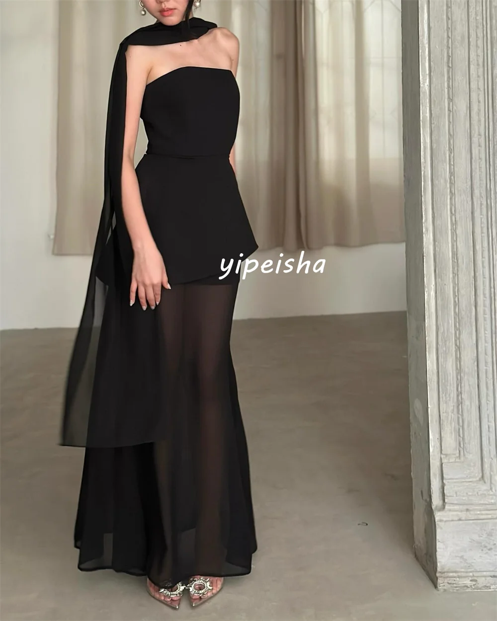 Taglie disponibili in stile moderno personalizzate Abiti midi dritti senza spalline con pieghe in chiffon Abiti da cerimonia su misura Sexy di alta qualità