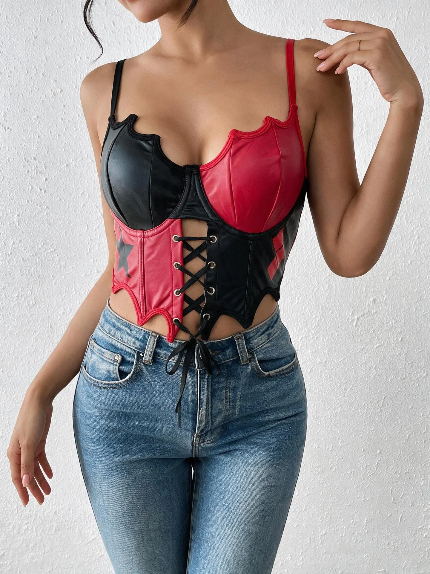 Gothic-Punk-Korsett-Top aus Kunstleder, Crop-Top mit Spaghettiträgern in Rot-Schwarz-Farbblock-Optik, Y2K-Alt-Ästhetik, sexy Streetwear – Detail 2