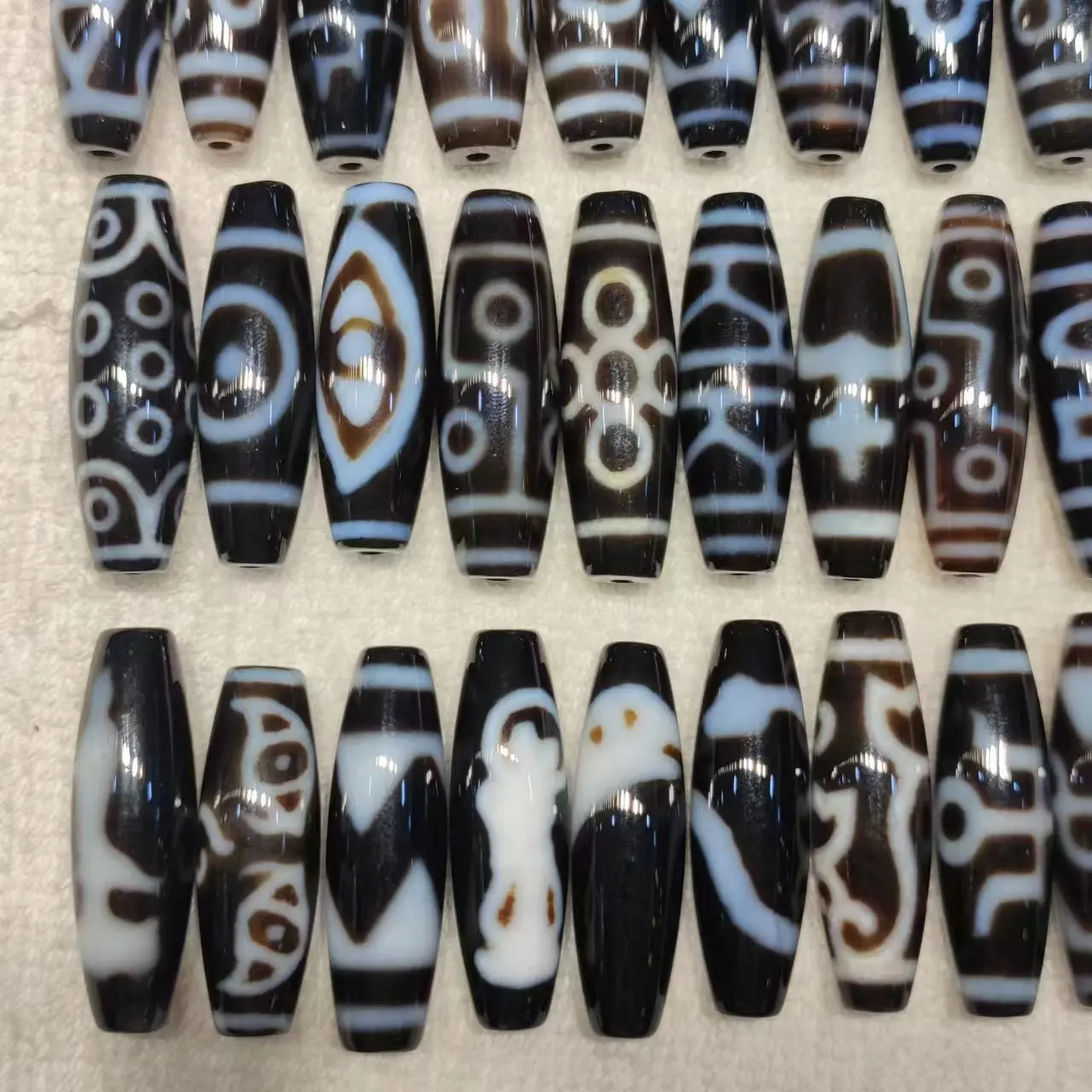 1pcs/lot natural multi-pattern old agate dzi Black white Smooth Delicate luster diy Necklace pendant Ethnography Handmade beads