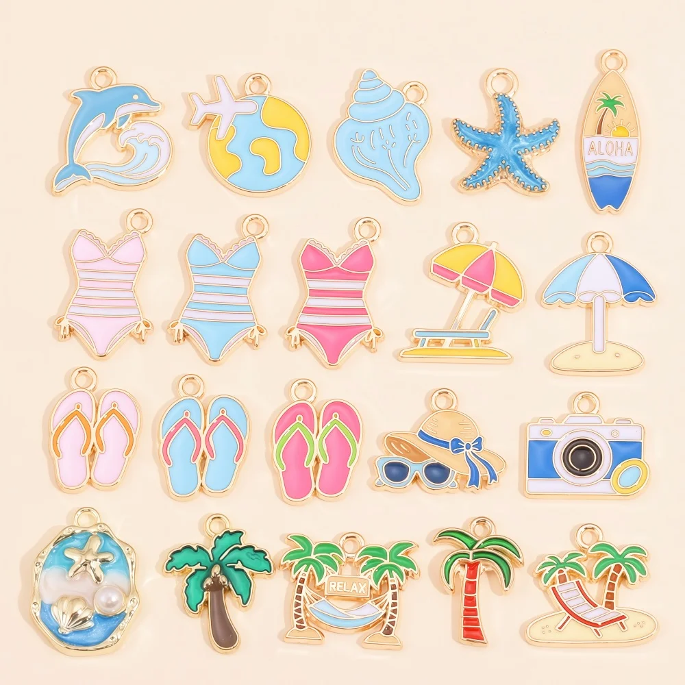 10 Stück gemischte Emaille-Anhänger mit Sommer-Strand-Motiven: Bikini, Muschel, Kokospalme, Strandliege für DIY-Schmuckherstellung und Bastelzubehör.