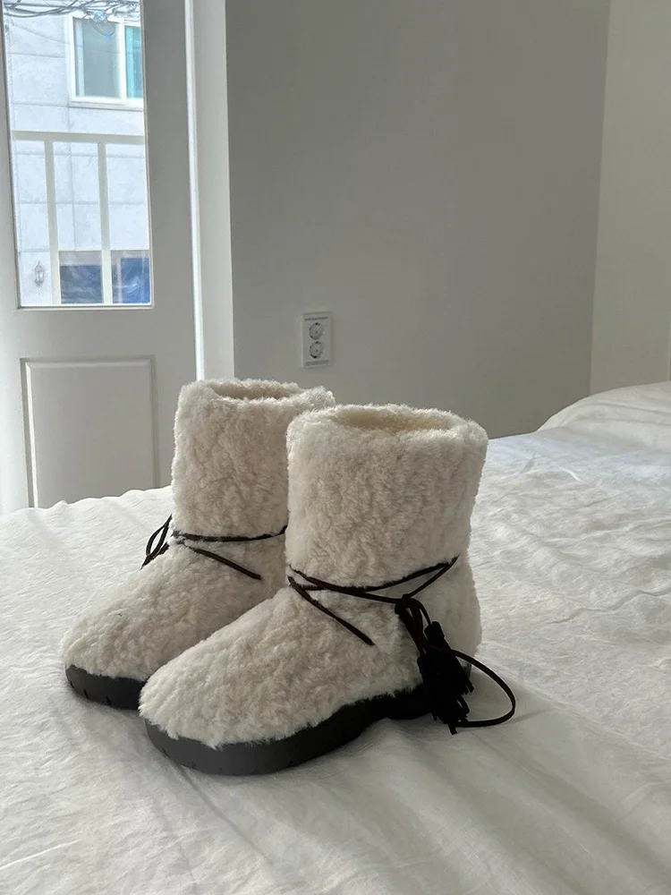 

Белые пушистые зимние сапоги Thi Bot, корейские зимние зимние ботинки с кисточками и шнурками, универсальные ботинки с большой головкой для молодых женщин