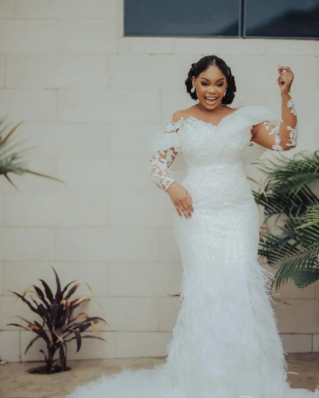 

Customized Off the Shoulder Shinny Appliques Feather Bridal Dresses Sweep Train Long Sleeves African Bridal Gowns