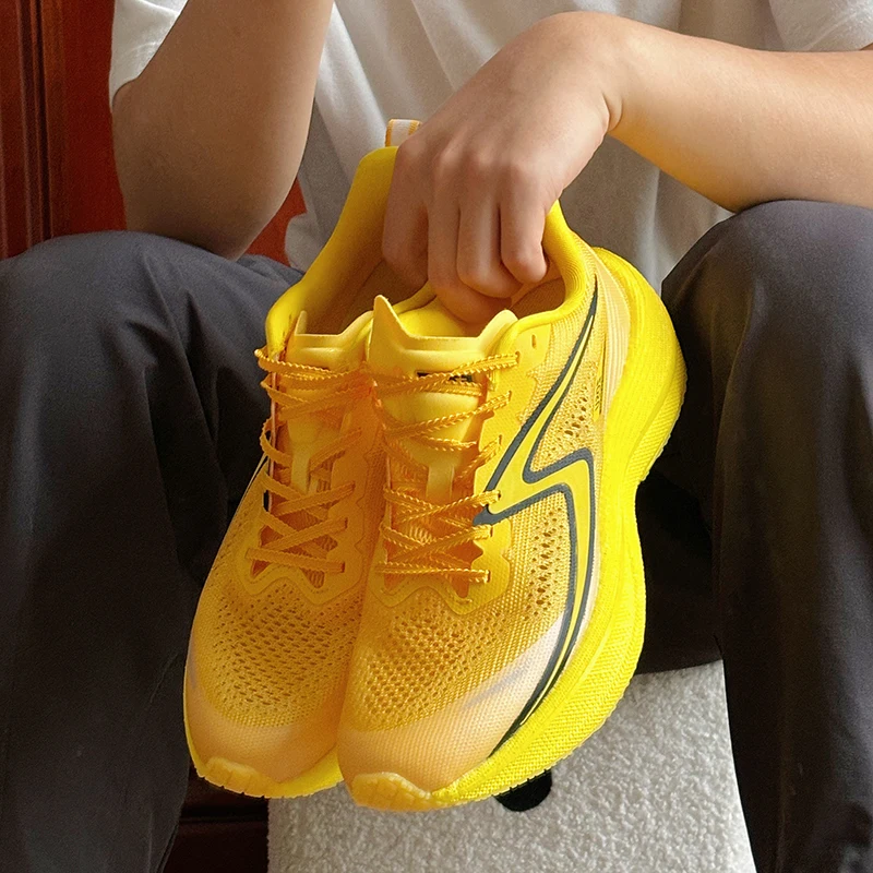 

Кроссовки для марафона Noji 1.0 с полноразмерной карбоновой пластиной и суперкритической поддержкой для мужчин