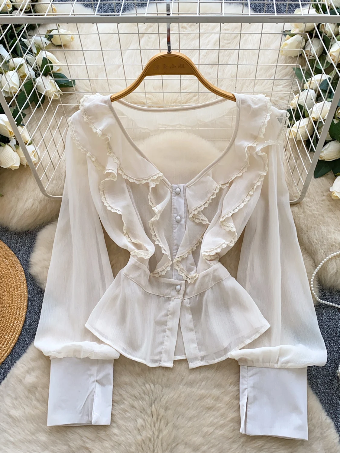 Damska koszula na jesień 2026 z dekoltem w serek, długim rękawem, koronkowymi wstawkami, podwójnymi falbanami, zapinana na guziki, jednolita.