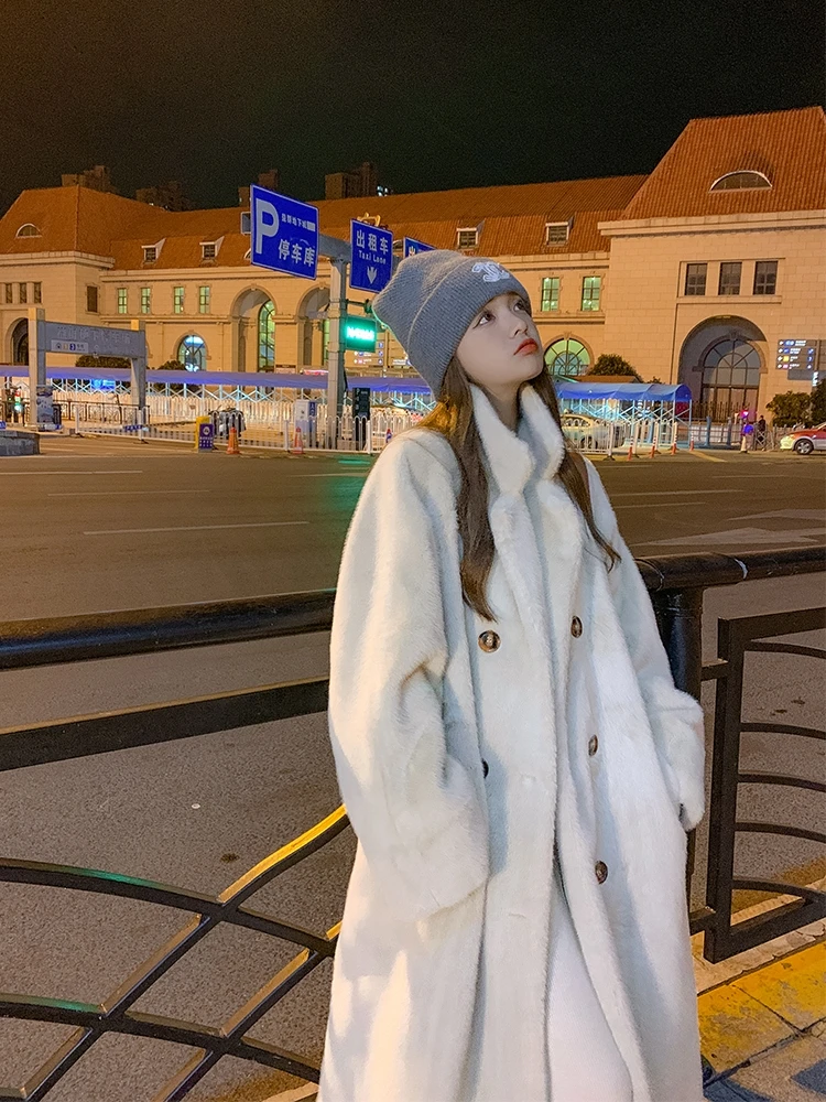 معطف شتوي سميك طويل لعام 2025 بياقة من فرو المنك الصناعي قطعة واحدة معطف فرو صديق للبيئة للنساء