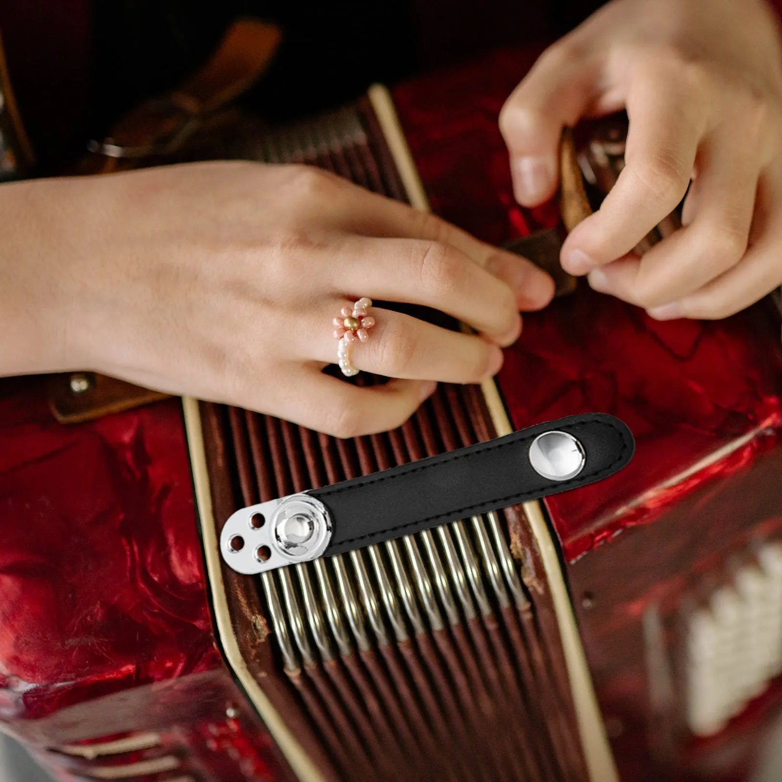 

Комплект из 1 предмета: Премиальный ремень из воловьей кожи с пряжкой для аккордеона, особо широкий, с мягкой подкладкой для поддержки плеч, идеально подходит для музыкантов, начинающих и профессионалов.