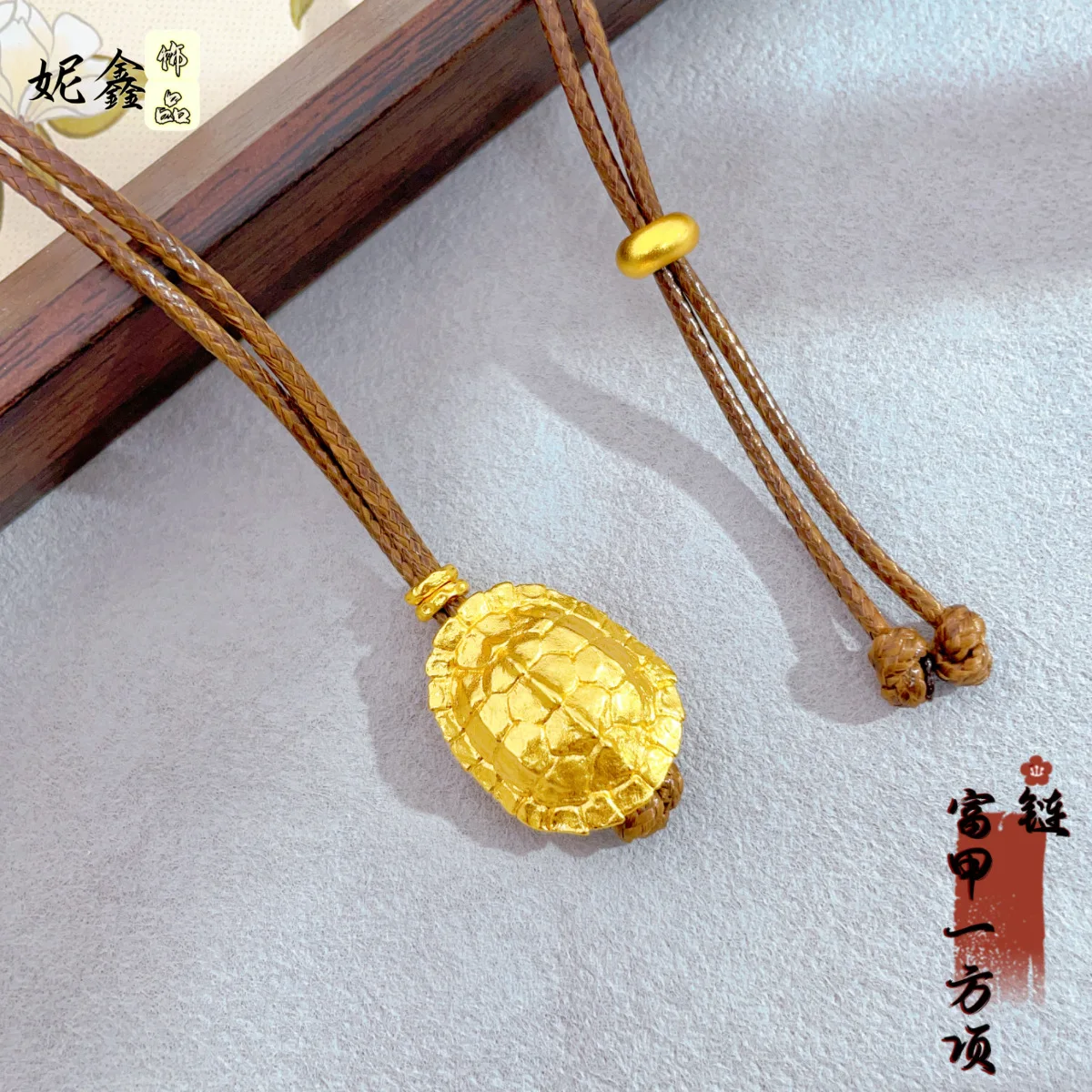 

Золотое колье Fu Jia Tian Xia, 24 карата, AU999 — чистое золотое колье в виде спиралей, с сияющим блеском