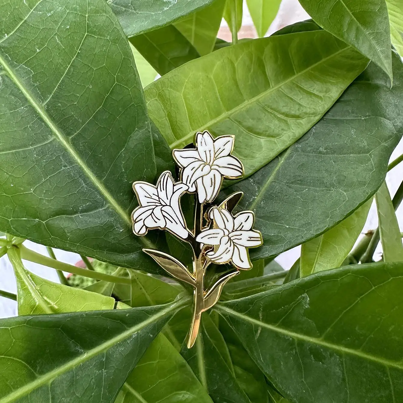 Spilla smaltata dura fiore di giglio bianco-spilla pastello spilla amante delle piante regalo spilla con distintivo natura fiore carino