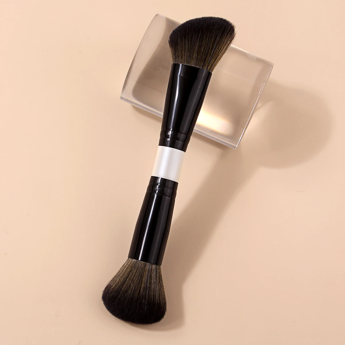 1 pinceau de maquillage pour le contour du visage à double extrémité, avec deux têtes de pinceau inclinées et rondes, pour un estompage du bronzer sans faille et un éclairage lumineux