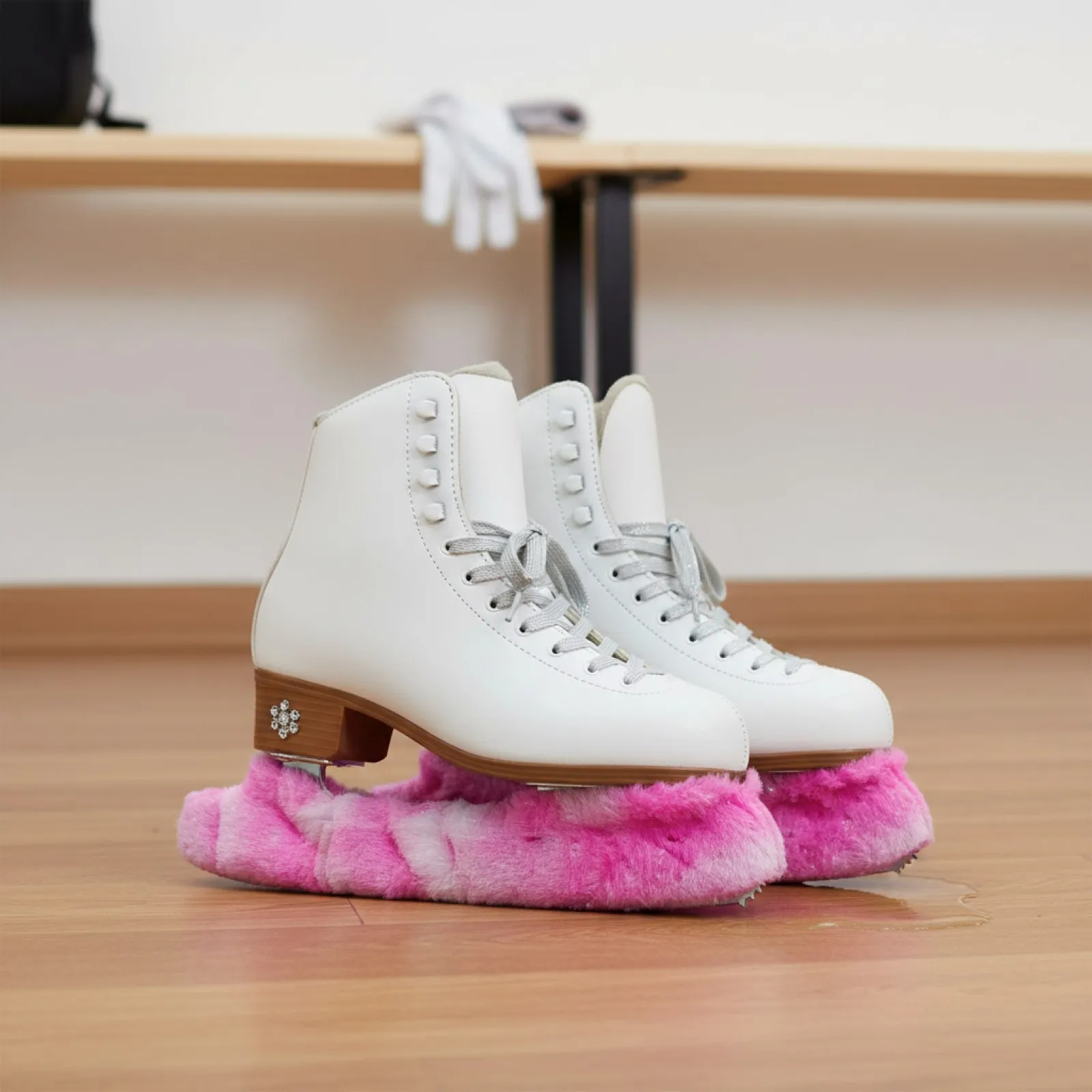 

Soft Plushie Ice Skate Covers Water Absorbing Blade Guard for Figure Skating Protection and Easy Transport