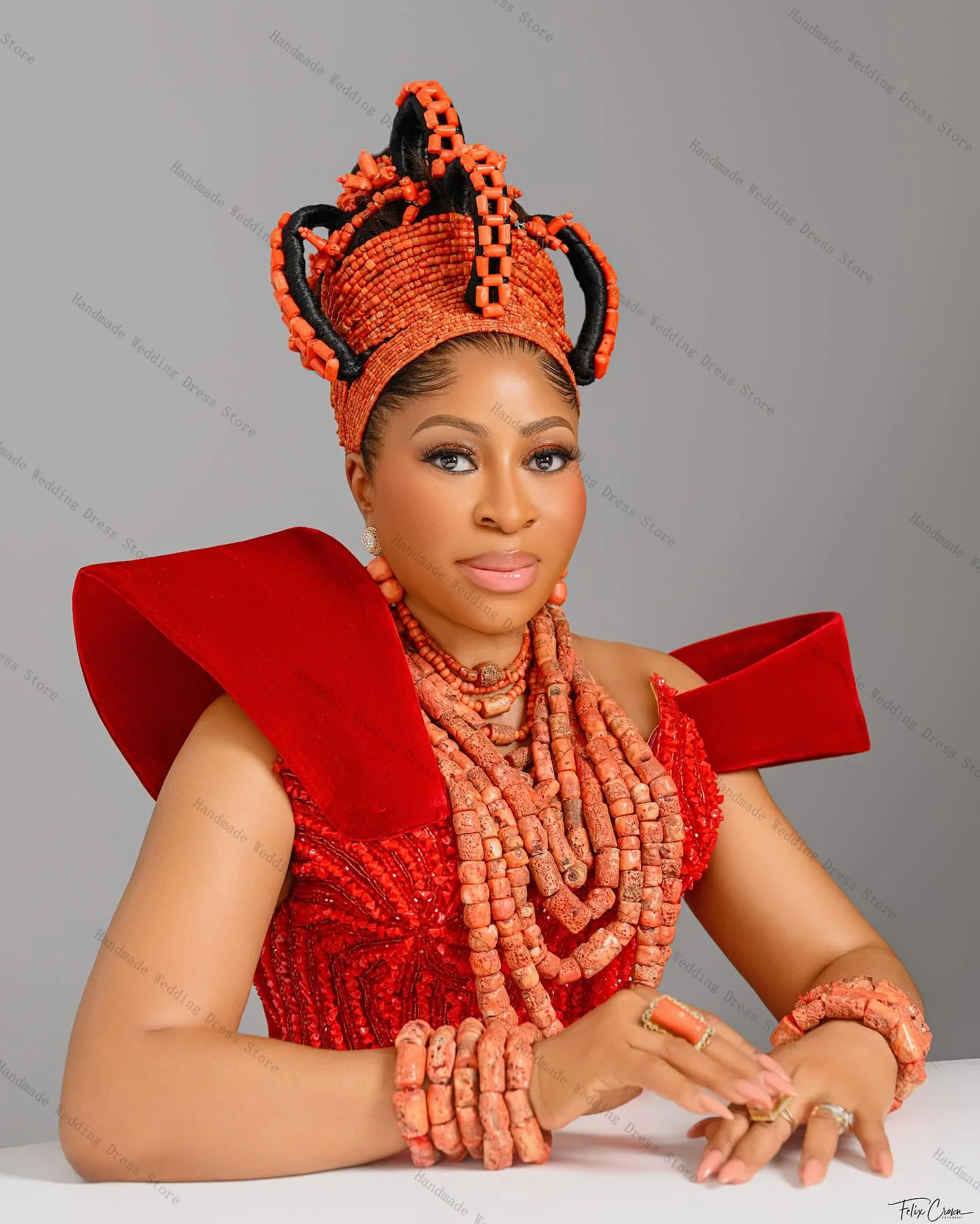 Abito da sposa da donna in raso rosso con strascico staccabile Abito da sposa sexy senza maniche con cristalli di pietra a sirena Abito personalizzato con lacci sul retro