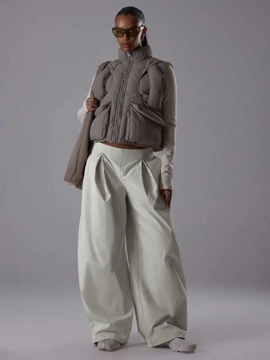 

Широкие плиссированные брюки оверсайз с низкой посадкой и декоративной вставкой на талии