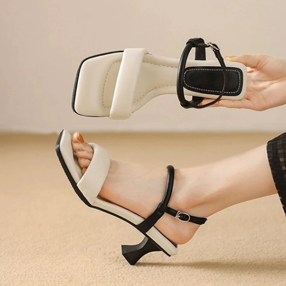 

Новые французские босоножки на высоком каблуке, квадратным носком, открытым носком, одним ремешком. Высококачественная и удобная женская обувь.