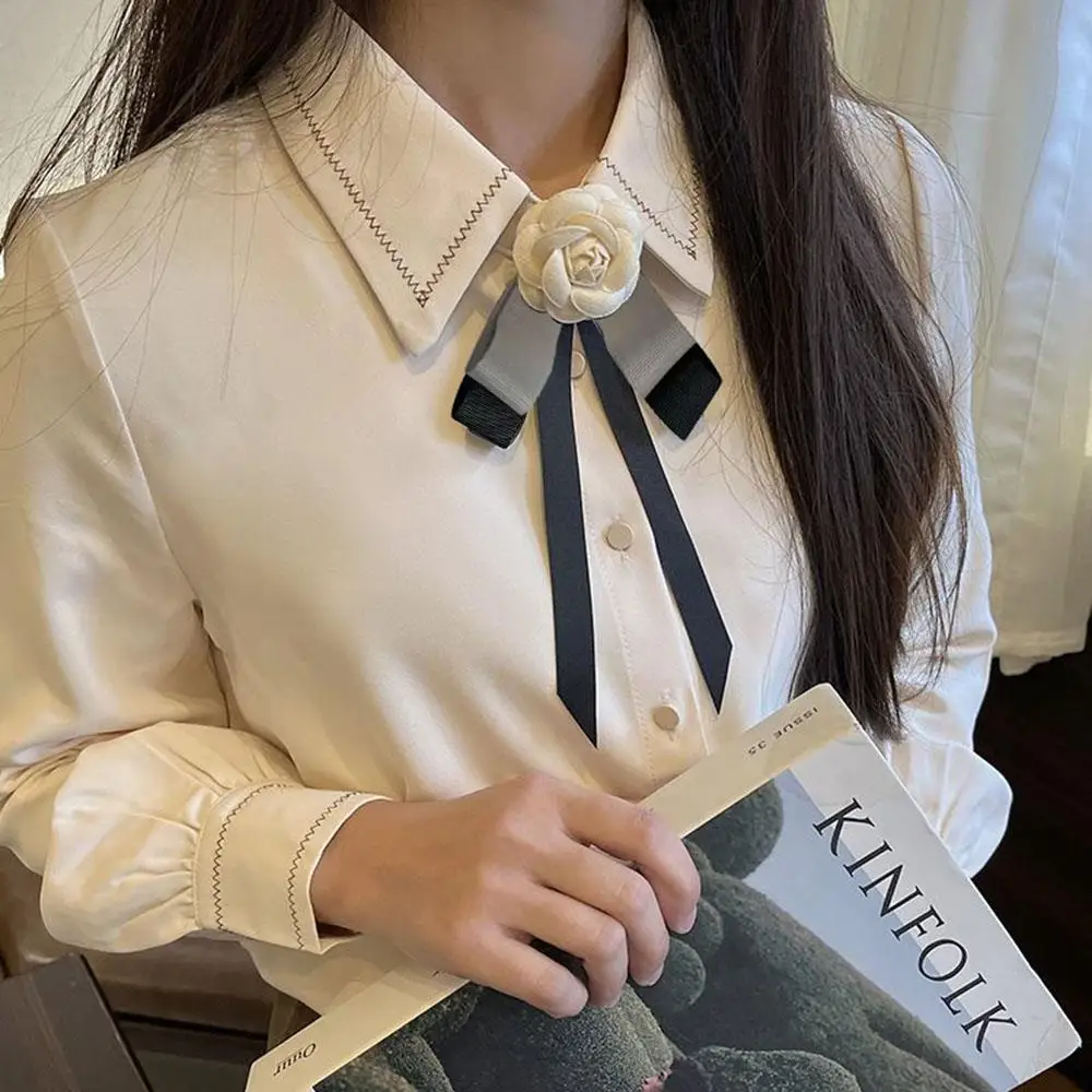 الشريط ربطة القوس فيونكة أنيقة كاميليا أسود أبيض دبوس مجوهرات تذكارية القماش التبعي كاميليا ربطة العنق بروش المرأة بروش