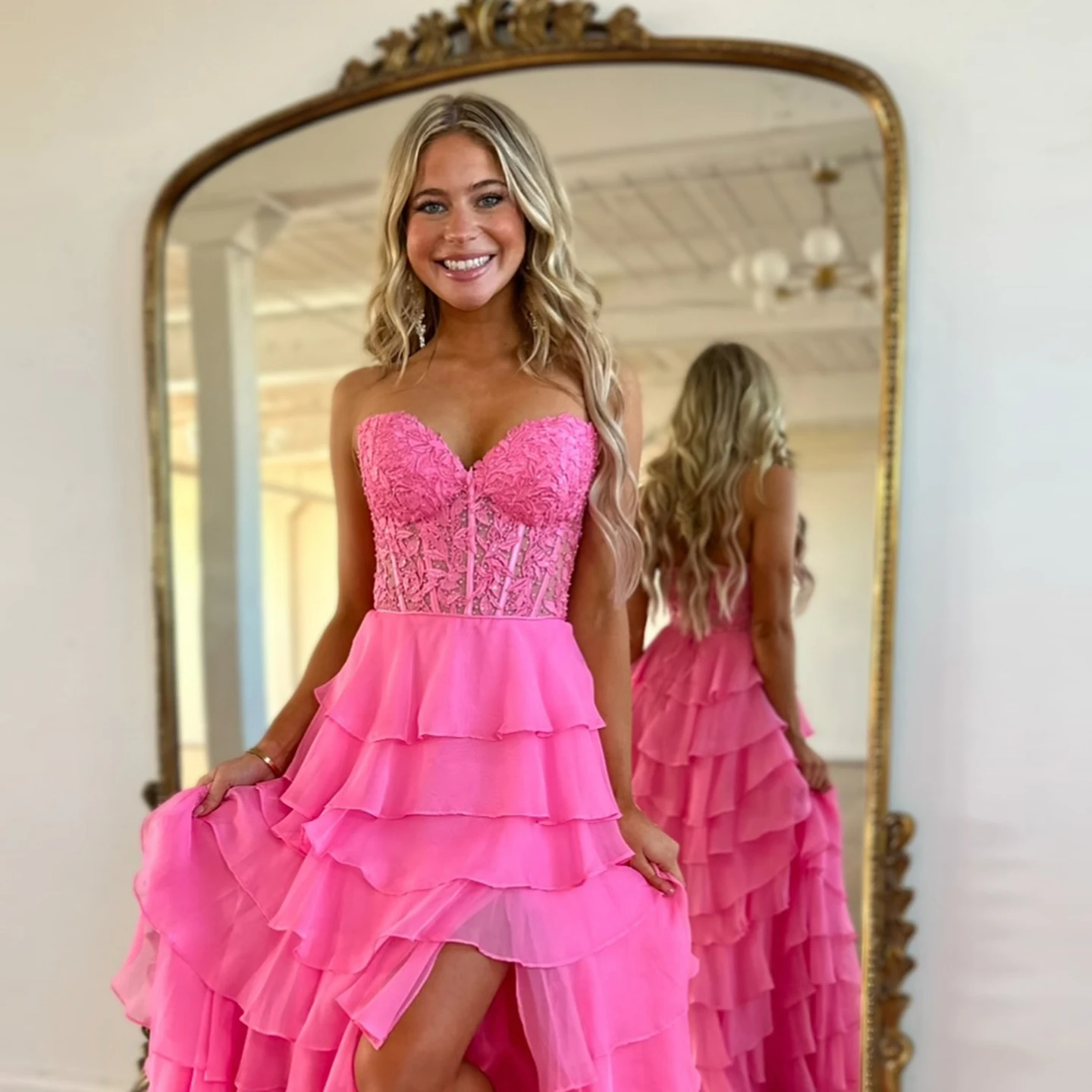 シャロンは、ストラップレスの透明なウエディングドレス、ティアードフリル、魅力的なコルセット、ピンクの卒業パーティードレス、カスタマイズ、sh357