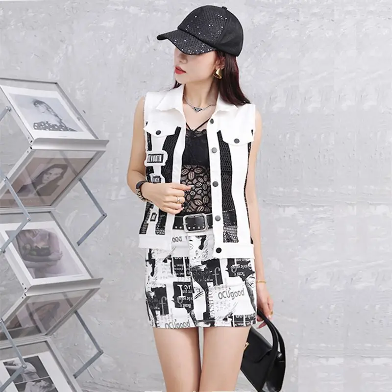 

Женский джинсовый комплект с принтом, новинка 2025, элегантный и модный сетчатый ажурный жилет в корейском стиле, короткая юбка, комплект из двух предметов