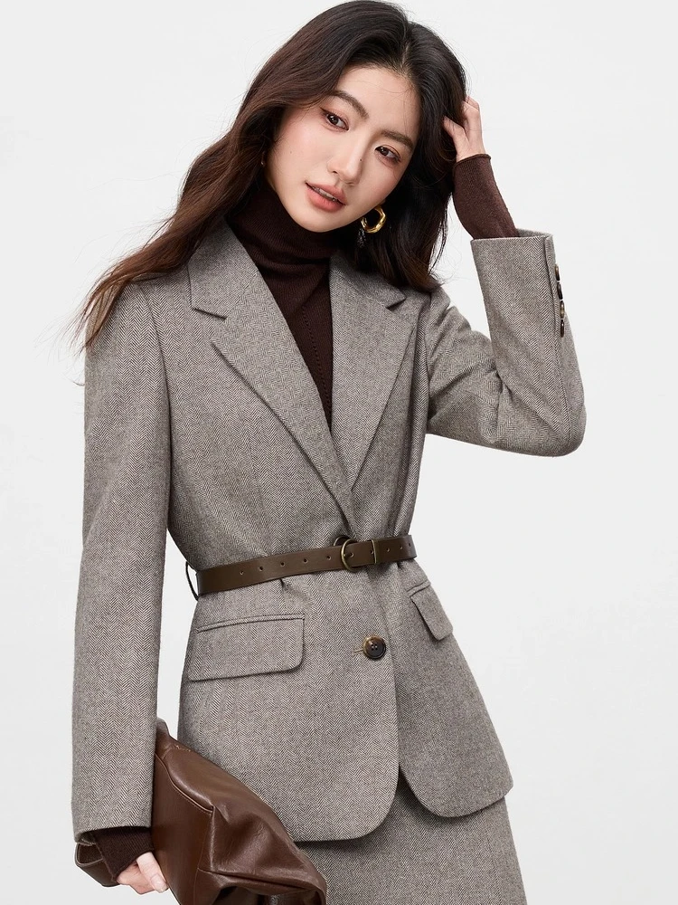 SENTUBILA المرأة السترة معطف الخريف 2025 جديد التباين اللون انفصال حزام مكتب ركاب موضة ملابس خارجية أنيقة 154XA3830