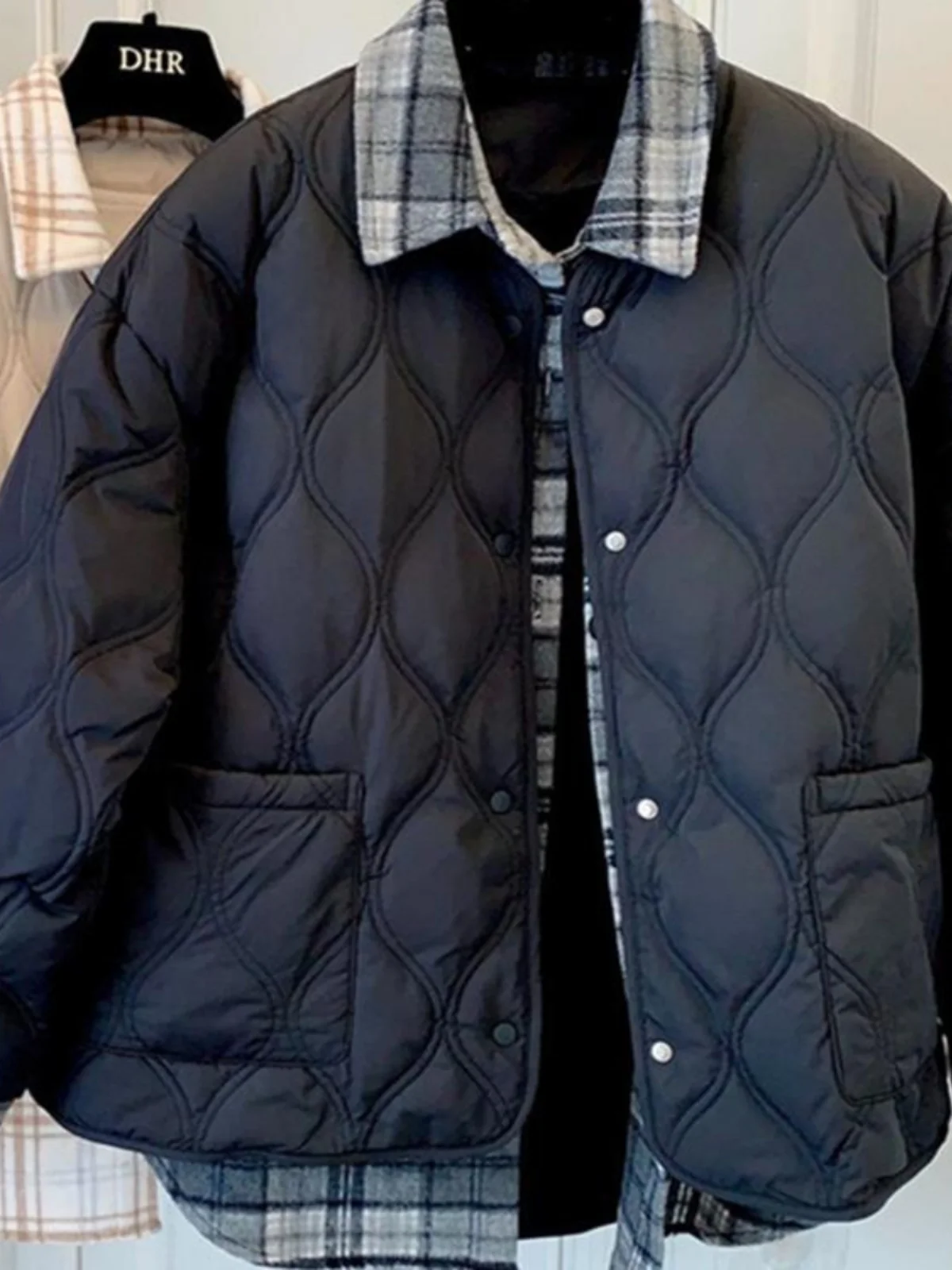 

Женская зимняя куртка больших размеров в клетку из хлопка с пуховым наполнителем, свободного кроя, утепленная, с воротником, длинными рукавами и пуговицами