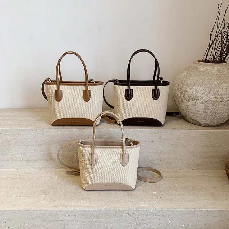 

Chic Luxury Shopper Bag For Women With Minimalist Style Solid Color And Fashionable Letter Logo Detail