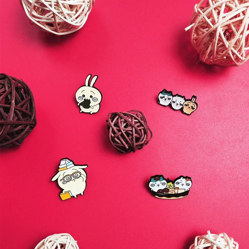 8 Stück Kawaii Chiikawa Abzeichen, niedliche kleine Glücksabzeichen, kreative Metallabzeichen für Kleidung, Hüte, Taschen, Y2k-Accessoires, Geschenke – Detail 4