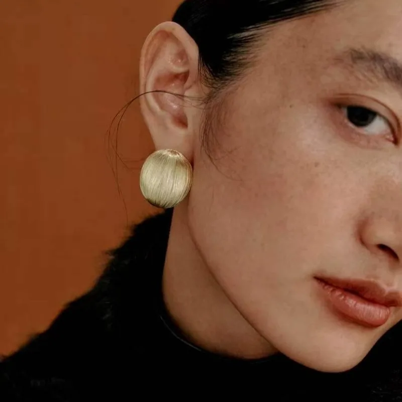 

Retro Cold Wind Oval Earrings Light Luxury Niche Design Advanced Temperament Simple Irregular Light Binding Brushed Earrings