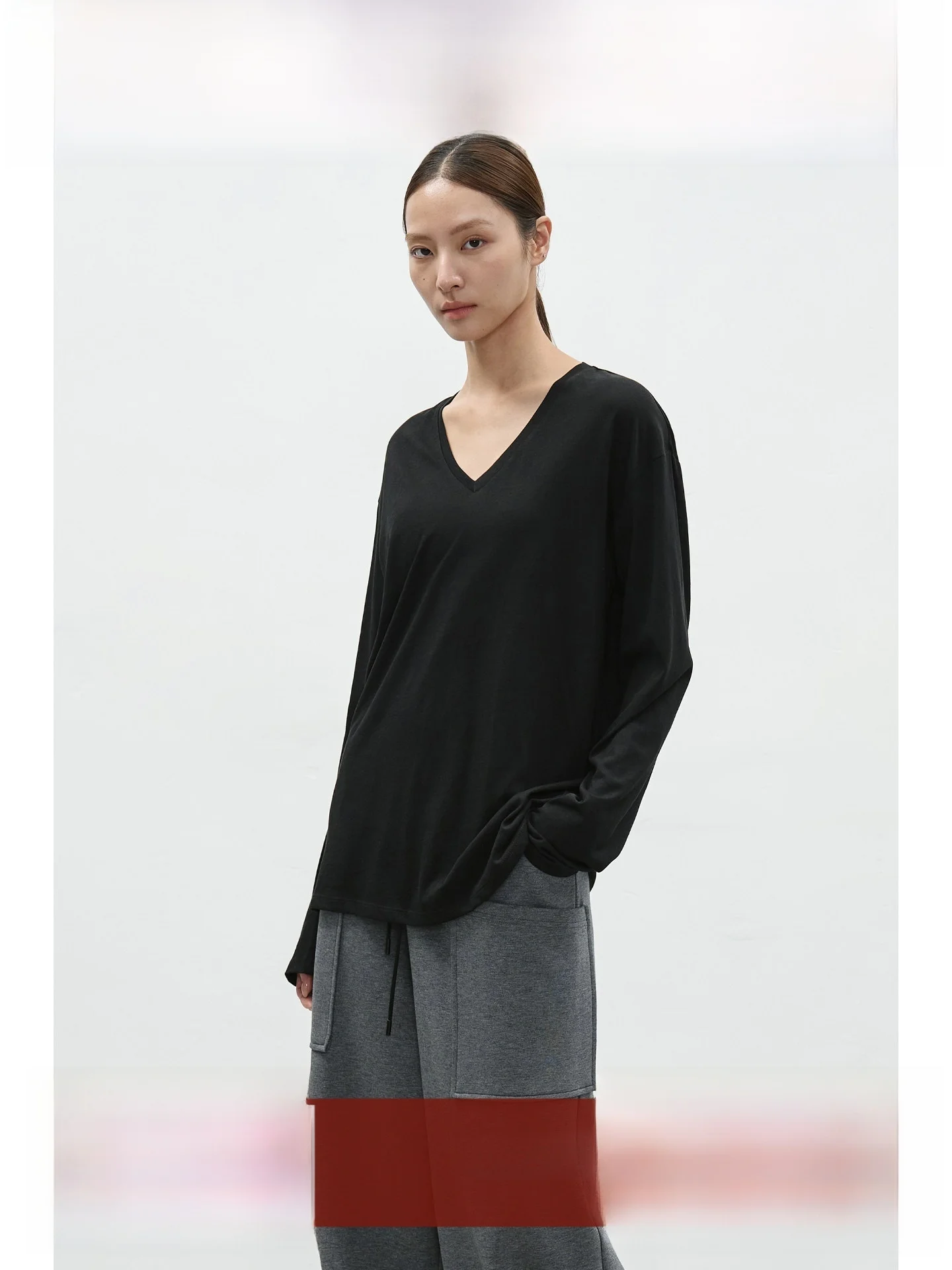 

Женская свободная футболка с длинным рукавом и V-образным вырезом EIGHTHMONTH: повседневная, удобная, дышащая, прямого кроя