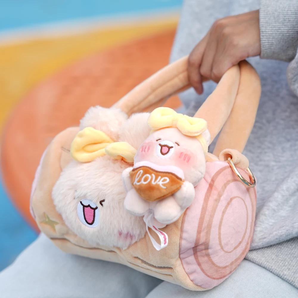 

DBS-DUMIA и SHUYA123 создали плюшевую сумку в форме деревянного колышка, которую можно носить в руках и на плече.