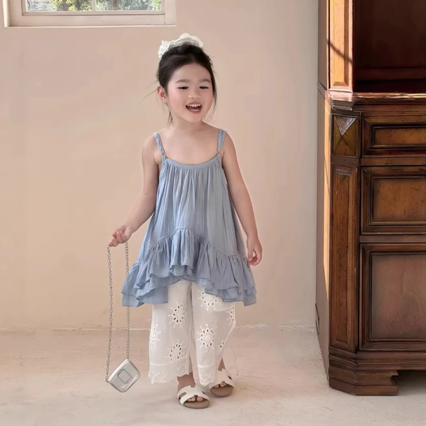 

Костюм для девочек, весна-лето 2026, новая детская одежда в Корейском стиле для девочек, детские подтяжки, большой топ, жаккардовые широкие брюки, два комплекта