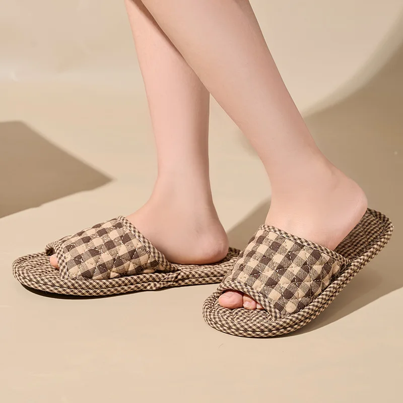 Zapatillas de interior para mujer para las cuatro estaciones, zapatos cálidos de algodón suave con flores para el suelo, zapatillas Retro de moda para el hogar para hombre, zapatos planos antideslizantes silenciosos